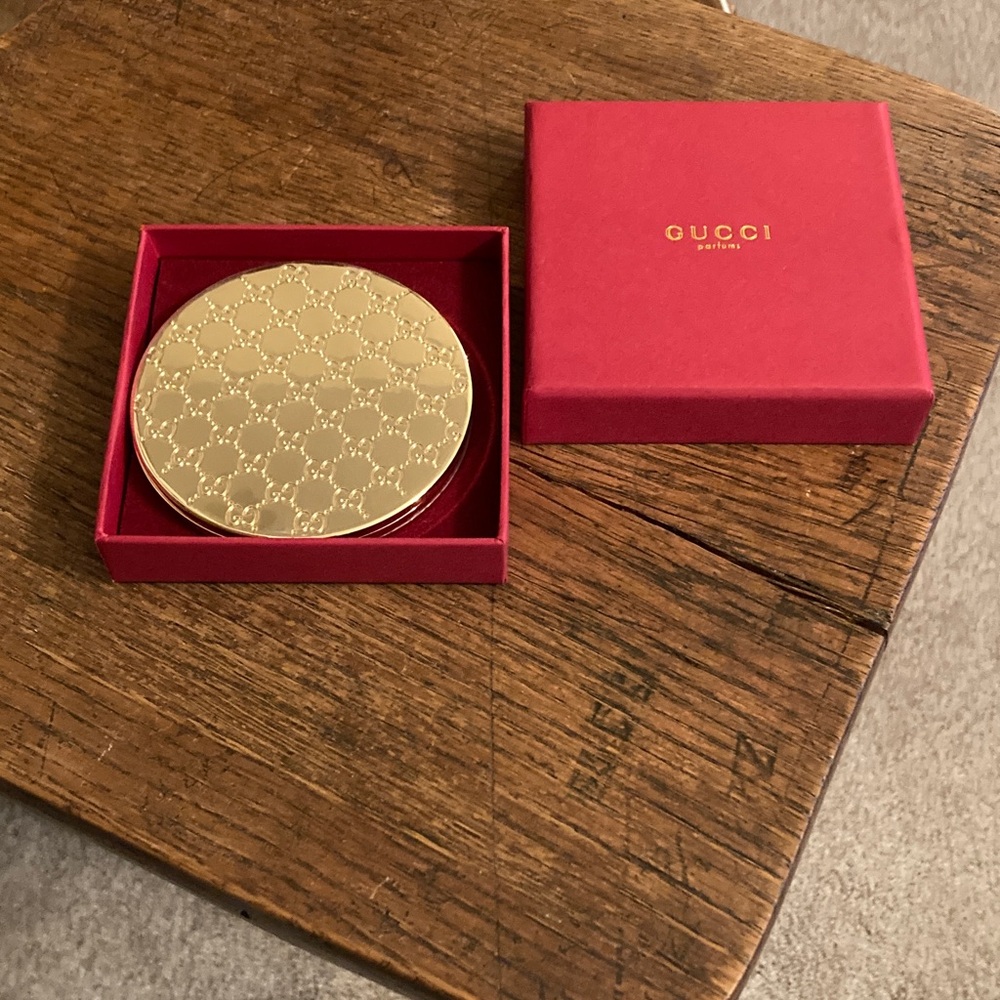 Gucci parfums GG Gold Tone Compact Mirror NIB